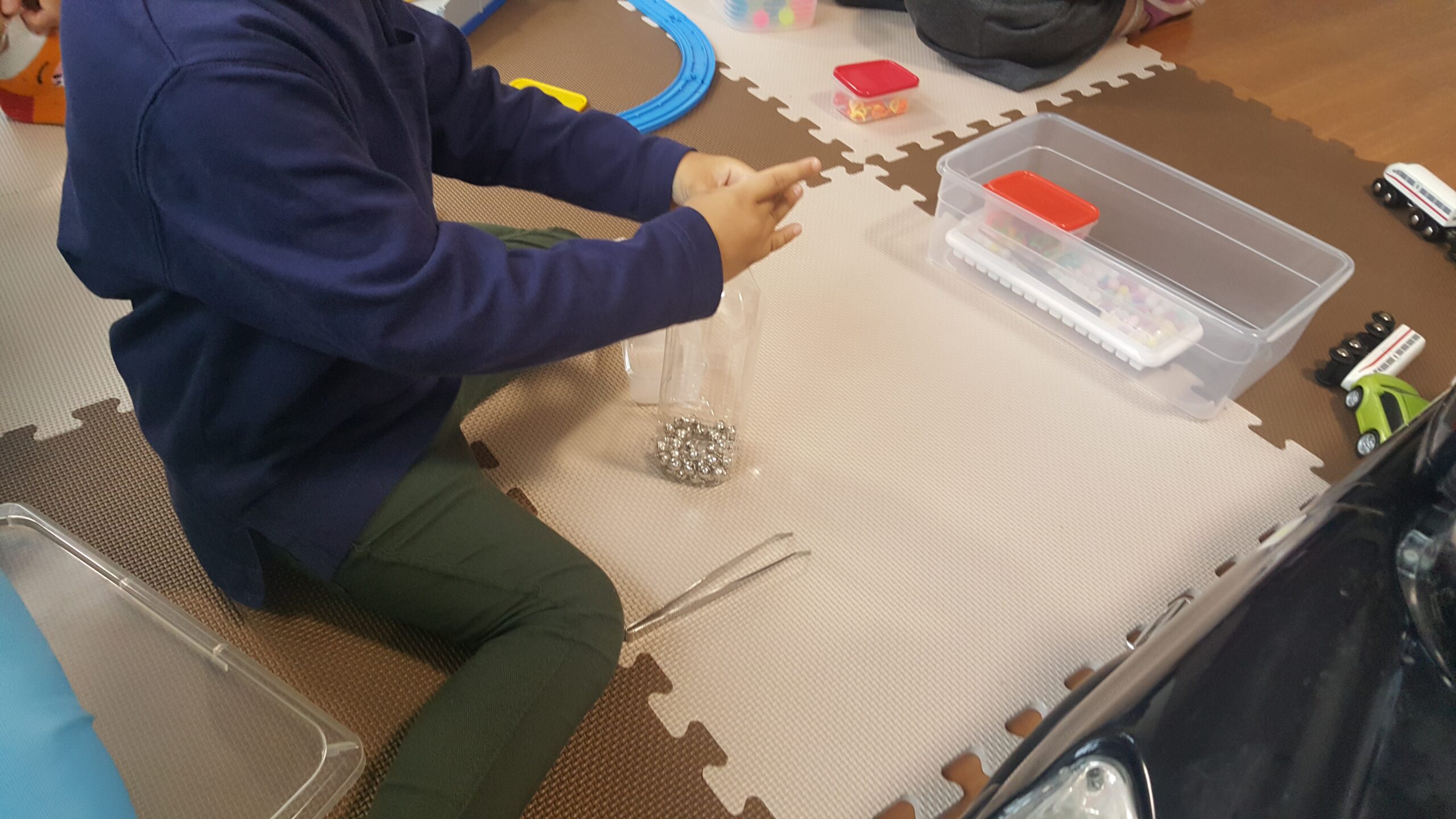 手作りの療育おもちゃで遊ぶ。